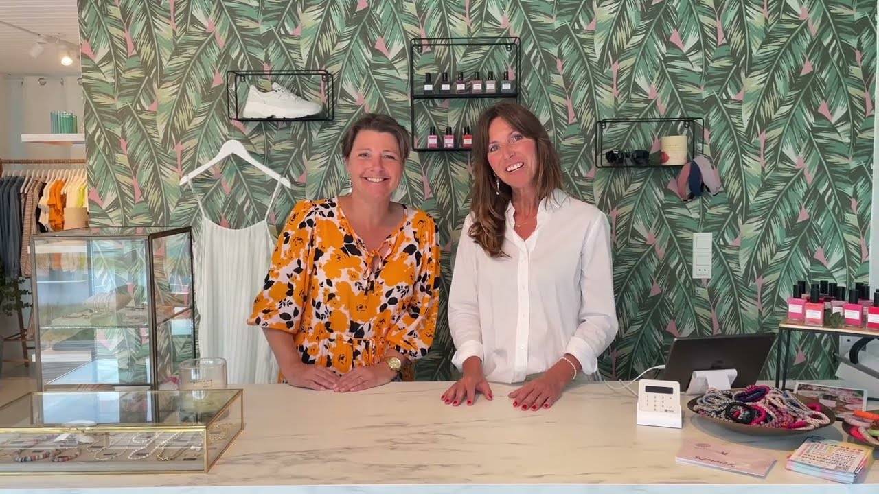 Betina og Mie bag kassen i tøjbutikken By Strand